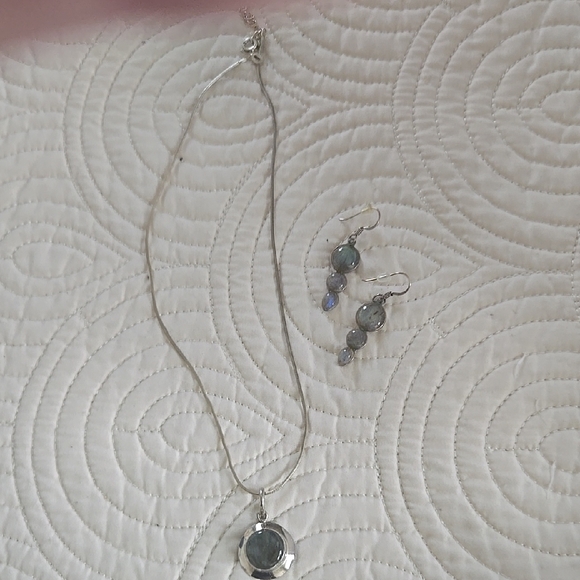Elegant Silver Pendant Necklace - Picture 2 of 3